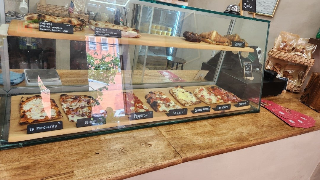 Ovale, a pizza in Mile Square, Hoboken